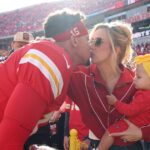 Roupa festiva para todos os dias de jogo, Brittany Mahomes arrasou enquanto torcia pelo marido Patrick Mahomes