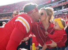 Brittany Mahomes rouba a cena com seu traje de jogo do Thanksgiving Chiefs Roupa festiva para todos os dias de jogo, Brittany Mahomes arrasou enquanto torcia pelo marido Patrick Mahomes