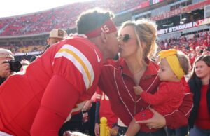 Brittany Mahomes rouba a cena com seu traje de jogo do Thanksgiving Chiefs Roupa festiva para todos os dias de jogo, Brittany Mahomes arrasou enquanto torcia pelo marido Patrick Mahomes