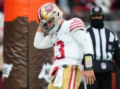 Brock Purdy, do 49ers, se recupera e adiciona um toque de hip-hop na vitória sobre os Browns O quarterback do San Francisco 49ers, Brock Purdy (13), é derrubado pelo lado defensivo do Cleveland Browns, Myles Garrett (95), durante um jogo de futebol americano da NFL, domingo, 30 de novembro de 2025, em Cleveland. (Foto AP/Kirk Irwin)