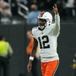 O quarterback do Cleveland Browns, Shedeur Sanders (12), comemora um touchdown.