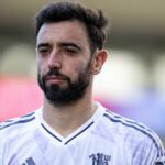 Bruno Fernandes recebe o prêmio de melhor jogador em campo pelo Manchester United.