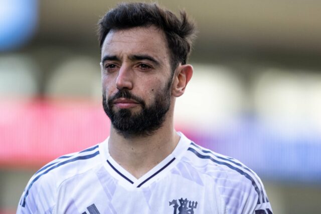 Bruno Fernandes recebe o prêmio de melhor jogador em campo pelo Manchester United.