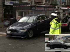 Bruto que esmagou rival até a morte com seu próprio carro em briga em Nova York, enviado para a prisão por ‘crueldade chocante’ Um carro escuro danificado sendo rebocado em uma rua da cidade.