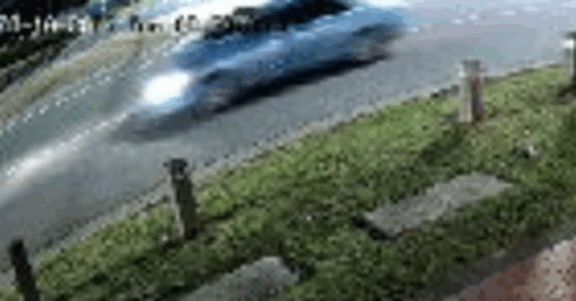 Busca por motorista atropelado após casal gravemente ferido ao atravessar Busca por motorista atropelado após casal gravemente ferido ao atravessar a estrada