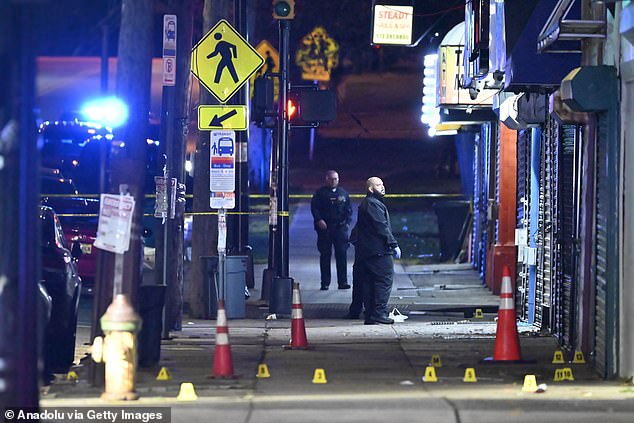 Busca urgente por atirador após dois mortos, incluindo um menino, A polícia isolou a cena terrível depois que a devastação se desenrolou na área principalmente residencial da cidade.