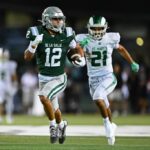 O Arcebispo Riordan comemora com o quarterback do Arcebispo Riordan, Michael Mitchell Jr. (9), segurando o troféu após vencer Serra na Serra High School em San Mateo, Califórnia, na sexta-feira, 7 de novembro de 2025. (Shae Hammond/Bay Area News Group)