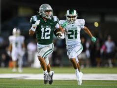 CCS, playoffs de futebol NCS 2025: confrontos definidos. Quais são as principais histórias? O Arcebispo Riordan comemora com o quarterback do Arcebispo Riordan, Michael Mitchell Jr. (9), segurando o troféu após vencer Serra na Serra High School em San Mateo, Califórnia, na sexta-feira, 7 de novembro de 2025. (Shae Hammond/Bay Area News Group)