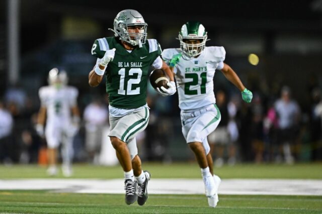 O Arcebispo Riordan comemora com o quarterback do Arcebispo Riordan, Michael Mitchell Jr. (9), segurando o troféu após vencer Serra na Serra High School em San Mateo, Califórnia, na sexta-feira, 7 de novembro de 2025. (Shae Hammond/Bay Area News Group)