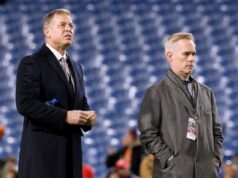 CFO da Disney compartilha atualização sombria do cronograma da disputa entre ESPN e YouTube TV ESPN broadcasters Troy Aikman and Joe Buck