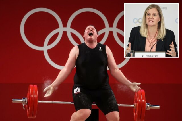 Laurel Hubbard, da equipe da Nova Zelândia, durante o evento de levantamento de peso feminino até 87 kg + Grupo A nos Jogos Olímpicos de Tóquio 2020.