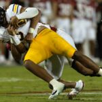 O wide receiver da Califórnia, Quaron Adams (18), não consegue acertar uma recepção na frente do cornerback de Stanford, Brandon Nicholson (9), durante o terceiro quarto do 128º Big Game, sábado, 22 de novembro de 2025 em Stanford, Califórnia (D. Ross Cameron para o Bay Area News Group)