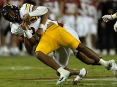 Cal enfrenta dúvidas após derrota cheia de erros para Stanford O wide receiver da Califórnia, Quaron Adams (18), não consegue acertar uma recepção na frente do cornerback de Stanford, Brandon Nicholson (9), durante o terceiro quarto do 128º Big Game, sábado, 22 de novembro de 2025 em Stanford, Califórnia (D. Ross Cameron para o Bay Area News Group)