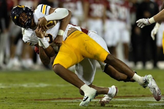 O wide receiver da Califórnia, Quaron Adams (18), não consegue acertar uma recepção na frente do cornerback de Stanford, Brandon Nicholson (9), durante o terceiro quarto do 128º Big Game, sábado, 22 de novembro de 2025 em Stanford, Califórnia (D. Ross Cameron para o Bay Area News Group)