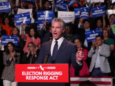 Califórnia vence batalha importante na guerra de Trump para fraudar eleições O governador Gavin Newsom se reúne com os participantes durante um evento de campanha na Proposição 50, sábado, 1º de novembro de 2025, em Los Angeles. (Foto AP/Ethan Swope)