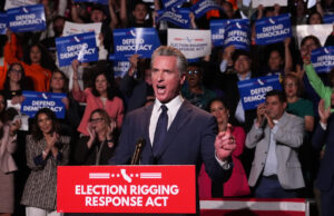 Califórnia vence batalha importante na guerra de Trump para fraudar eleições O governador Gavin Newsom se reúne com os participantes durante um evento de campanha na Proposição 50, sábado, 1º de novembro de 2025, em Los Angeles. (Foto AP/Ethan Swope)