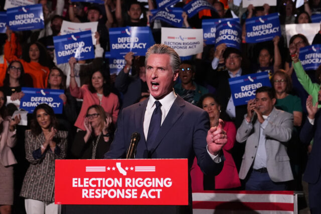 Califórnia vence batalha importante na guerra de Trump para fraudar O governador Gavin Newsom se reúne com os participantes durante um evento de campanha na Proposição 50, sábado, 1º de novembro de 2025, em Los Angeles. (Foto AP/Ethan Swope)