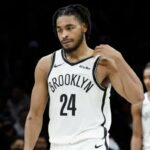 Cam Thomas (L) e seu companheiro de equipe do Brooklyn Nets, Noah Clowney (R), caminham desanimados de volta ao banco durante o jogo de seus times contra o Minnesota Timberwolves no segundo tempo no Barclays Center em Brooklyn, Nova York, 3 de novembro de 2025.