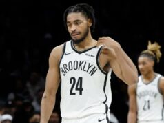 Cam Thomas permanece de fora com status de tendão ainda obscuro Cam Thomas (L) e seu companheiro de equipe do Brooklyn Nets, Noah Clowney (R), caminham desanimados de volta ao banco durante o jogo de seus times contra o Minnesota Timberwolves no segundo tempo no Barclays Center em Brooklyn, Nova York, 3 de novembro de 2025.