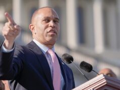 Câmara vota pelo fim da paralisação mais longa da história dos EUA, enviando projeto de lei para a mesa de Trump O líder da minoria na Câmara, Hakeem Jeffries, DN.Y., e outros democratas falam sobre a luta pelo financiamento da saúde nas escadas da Câmara antes da votação para acabar com a paralisação do governo, no Capitólio, quarta-feira, 12 de novembro de 2025, em Washington