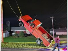 Caminhão bate em cabo de poste telefônico no condado de Lancaster Caminhão bate em cabo de poste telefônico no condado de Lancaster