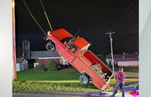 Caminhão bate em cabo de poste telefônico no condado de Lancaster Caminhão bate em cabo de poste telefônico no condado de Lancaster