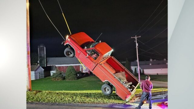 Caminhão bate em cabo de poste telefônico no condado de Lancaster
