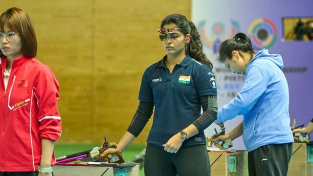 Campeonatos Mundiais ISSF: Manu Bhaker e Esha Singh na disputa pelas finais femininas de pistola 25m após a etapa de Precisão

