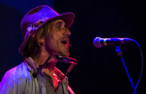 Cantor de música country é violentamente agredido em frente ao hotel, preso e cancela turnê Yahoo entertainment home