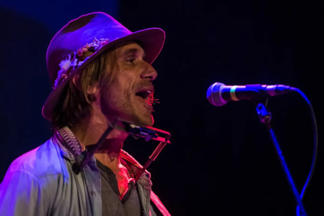 Cantor de música country é violentamente agredido em frente ao Yahoo entertainment home