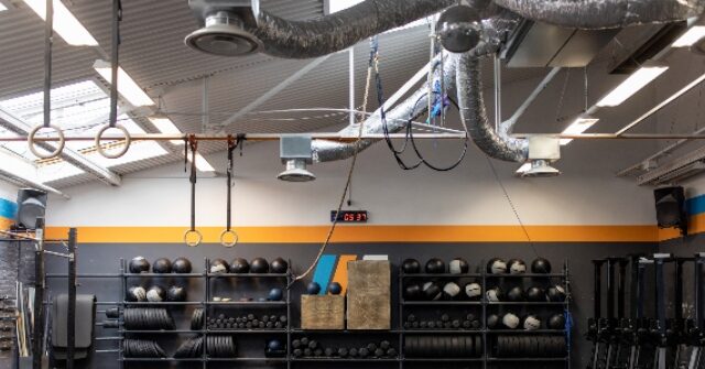 Cantora de Los Angeles é banida da academia após confronto Cantora de Los Angeles é banida da academia após confronto com homem usando vestiário feminino