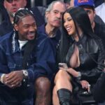 O rapper Cardi B e o jogador da NFL Stefon Diggs sentados na quadra durante um jogo dos playoffs da NBA.