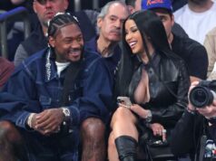 Cardi B dá as boas-vindas ao bebê com o namorado dos Patriots, Stefon Diggs O rapper Cardi B e o jogador da NFL Stefon Diggs sentados na quadra durante um jogo dos playoffs da NBA.