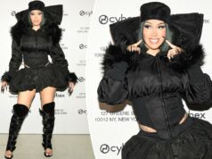 Cardi B mostra sua cintura rasgada em um casaco curto e com espartilho dias depois de dar à luz um menino Cardi B mostra sua cintura rasgada em um casaco curto e com espartilho dias depois de dar à luz um menino