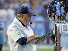Carolina do Norte se afasta de Stanford pela segunda vitória consecutiva de Bill Belichick O técnico da Carolina do Norte, Bill Belichick, verificando seu tablet durante um jogo de futebol.