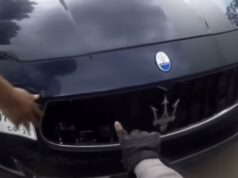 Carros de luxo usando placas de motocicleta e impostos mortos tentam subornar a polícia, os internautas não conseguem se concentrar Carros de luxo usando placas de motocicleta e impostos mortos tentam subornar a polícia, os internautas não conseguem se concentrar