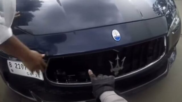 Carros de luxo usando placas de motocicleta e impostos mortos tentam subornar a polícia, os internautas não conseguem se concentrar
