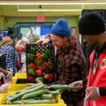 Voluntários separam alimentos doados em um banco de alimentos em Nova York.