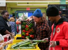 Cartão postal da cidade mais rica da América, onde a fome e a pobreza são predominantes Voluntários separam alimentos doados em um banco de alimentos em Nova York.