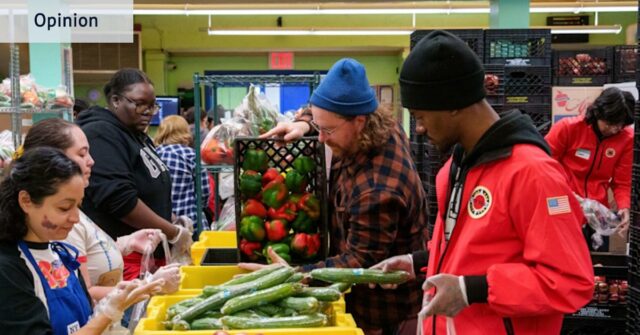 Voluntários separam alimentos doados em um banco de alimentos em Nova York. 