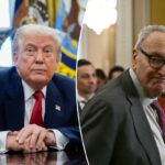 O presidente Donald Trump cerra o punho diante de dois aviadores que o saudam.