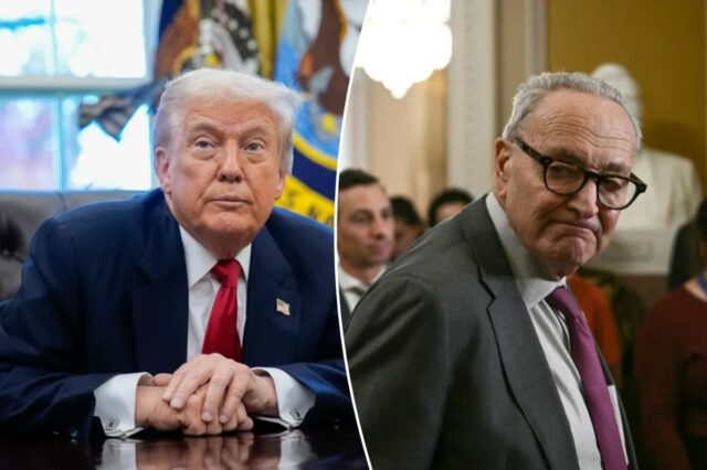 O presidente Donald Trump cerra o punho diante de dois aviadores que o saudam.