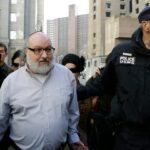 Israelitas seguram cartazes de Jonathan Pollard, que foi condenado por espionagem para Israel durante um protesto pedindo sua libertação durante uma reunião com o presidente de Israel, Shimon Peres, e uma delegação de 35 congressistas republicanos, fora da residência do presidente em Jerusalém, quarta-feira, 17 de agosto de 2011. (AP Photo/Sebastian Scheiner)