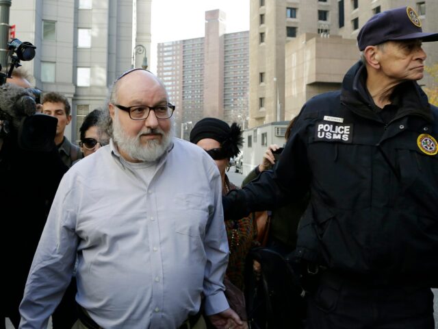 Israelitas seguram cartazes de Jonathan Pollard, que foi condenado por espionagem para Israel durante um protesto pedindo sua libertação durante uma reunião com o presidente de Israel, Shimon Peres, e uma delegação de 35 congressistas republicanos, fora da residência do presidente em Jerusalém, quarta-feira, 17 de agosto de 2011. (AP Photo/Sebastian Scheiner)