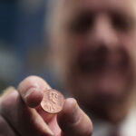 Um dado por uma prensa de centavo é visto na Casa da Moeda dos EUA na Filadélfia, quarta-feira, 12 de novembro de 2025. (AP Photo/Matt Slocum)