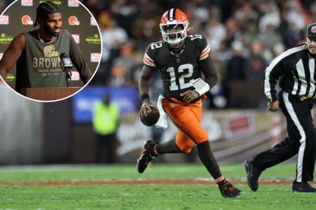 O quarterback do Cleveland Browns, Shedeur Sanders (12), corre com a bola de futebol durante o quarto período.