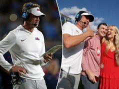 Casal fica noivo em campo no jogo Ole Miss – e Lane Kiffin se junta à celebração Um homem com fone de ouvido, um homem com uma camisa rosa e uma mulher com um vestido vermelho posando para uma foto em um campo de futebol.