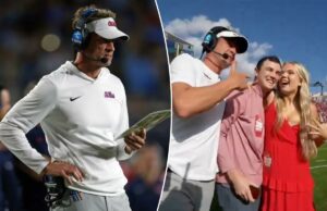 Casal fica noivo em campo no jogo Ole Miss – e Lane Kiffin se junta à celebração Um homem com fone de ouvido, um homem com uma camisa rosa e uma mulher com um vestido vermelho posando para uma foto em um campo de futebol.