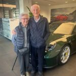 Agora é assim que você comemora um aniversário de casamento de platina! Evans, 92 anos, e sua esposa compraram este Porsche 911 GT3 de alto desempenho por £ 160 mil para marcar seu 70º marco. E é o primeiro Porsche deles...