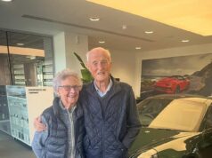 Casal na casa dos 90 anos compra um Porsche 911 GT3 de £ 160.000 para comemorar o 70º aniversário de casamento Agora é assim que você comemora um aniversário de casamento de platina! Evans, 92 anos, e sua esposa compraram este Porsche 911 GT3 de alto desempenho por £ 160 mil para marcar seu 70º marco. E é o primeiro Porsche deles...